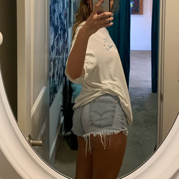 Levi's Denim - Cheeky light wash frayed short levi’s 26” vintage